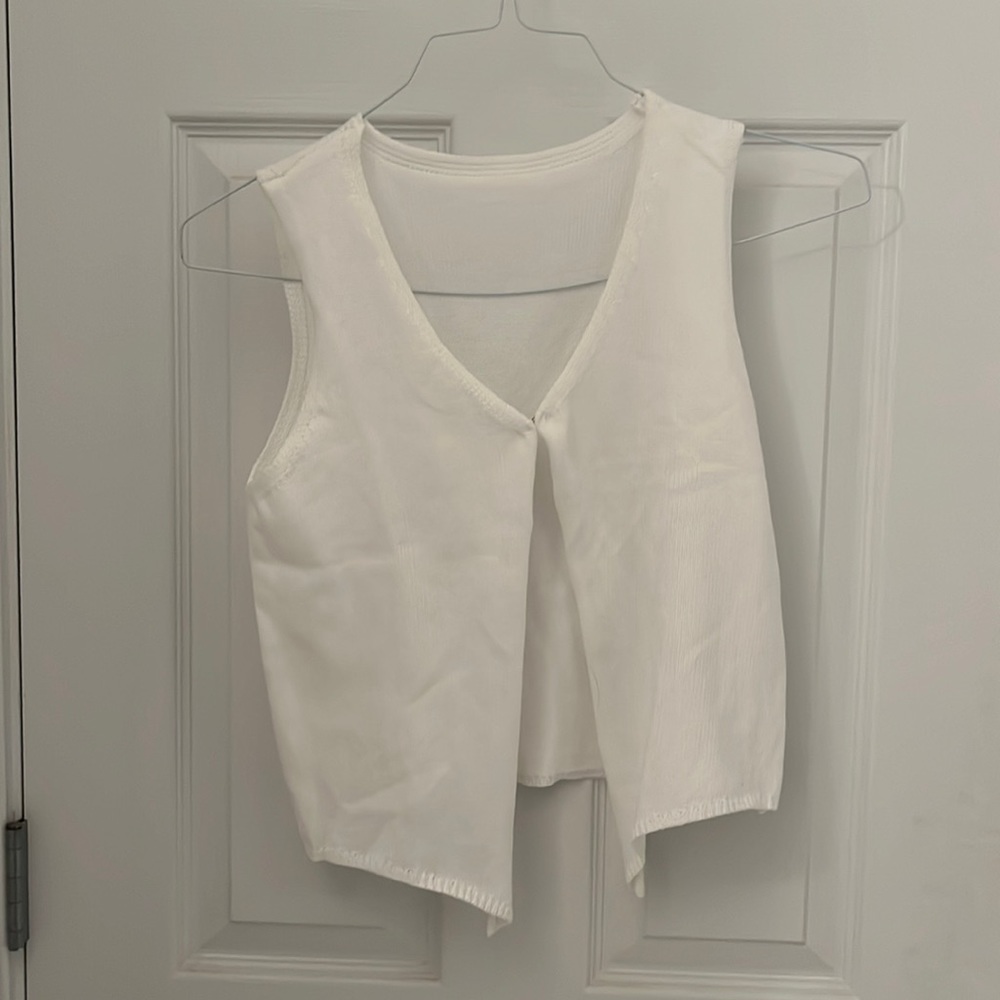 Boutique top size white color medium (runs small) white clip front tank